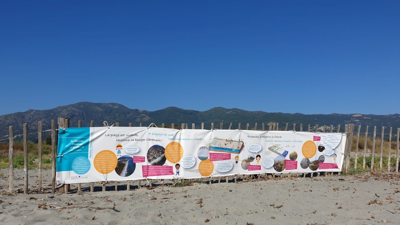Affichage des banderoles adapto sur les plage du Delta du Golo