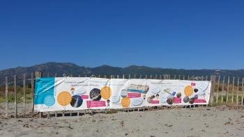 Affichage des banderoles adapto sur les plage du Delta du Golo